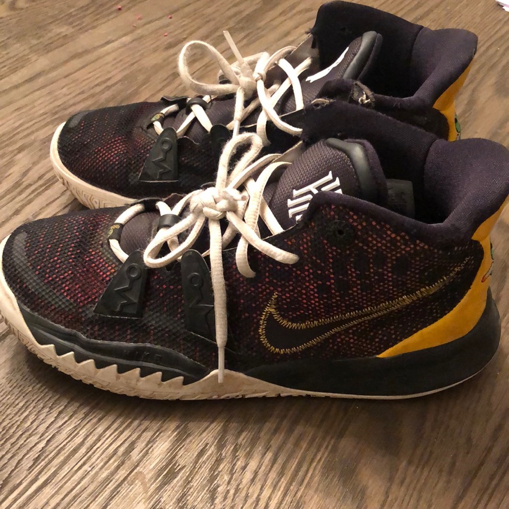 Kyrie Irving Nike 7 Rayguns - Size 7 Boys Red, Black and Yellow Sneaker